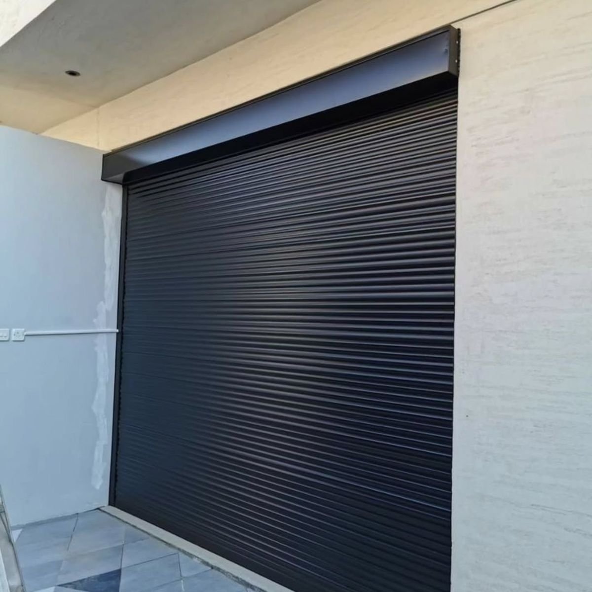 نوافذ ألمنيوم عصرية في مبنى حديث